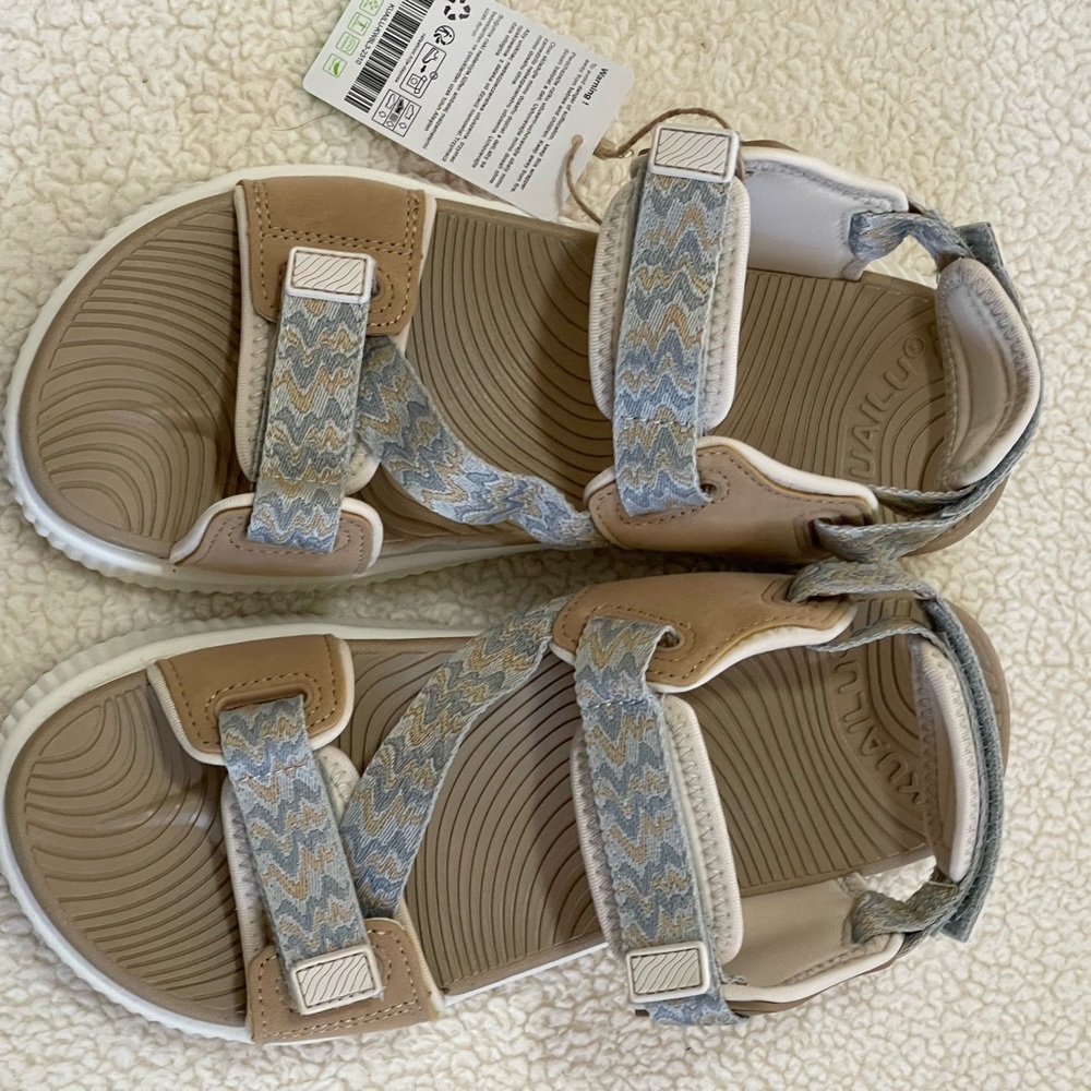 Kuailu beige orthopedic walking sandals with  plantar fasciitis arch support.